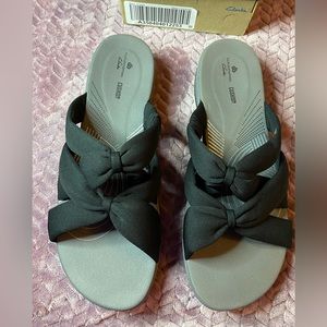 NWOT Clarks cloudstepper sandals